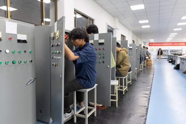 Foto yang diabadikan pada 22 Oktober 2026 ini menunjukkan seorang pemuda Indonesia sedang berlatih merakit panel kontrol listrik di ruang kelas pelatihan di Universitas Teknik Kejuruan Wuhu di Wuhu, Provinsi Anhui, Tiongkok timur. (Xinhua)