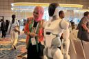 Seorang peserta Danantara Technology Innovation Investment Forum (DTIIF) 2026 berfoto dengan salah satu robot buatan AI² Robotics di Jakarta pada 28 Oktober 2026. (Xinhua/Ni Luh Anggela De Merici S.)