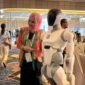 Seorang peserta Danantara Technology Innovation Investment Forum (DTIIF) 2026 berfoto dengan salah satu robot buatan AI² Robotics di Jakarta pada 28 Oktober 2026. (Xinhua/Ni Luh Anggela De Merici S.)