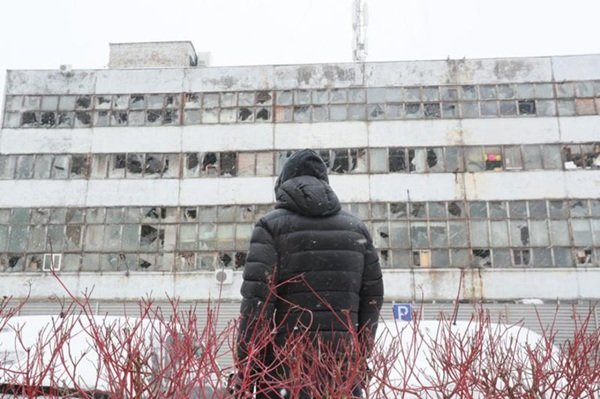 Seorang pria mengamati bangunan tempat tinggal yang rusak pascaserangan drone dan rudal berskala besar oleh Rusia di Kiev, Ukraina, pada 9 Januari 2026. (Xinhua)
