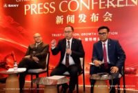 CEO PT SANY Indonesia Finance Bryan Kasenda (tengah) berbicara dalam konferensi pers acara Official Inauguration & Commercial Market Launch di Park Hyatt, Jakarta Pusat, pada 29 Oktober 2026. (Istimewa)