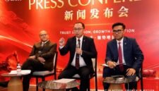 CEO PT SANY Indonesia Finance Bryan Kasenda (tengah) berbicara dalam konferensi pers acara Official Inauguration & Commercial Market Launch di Park Hyatt, Jakarta Pusat, pada 29 Oktober 2026. (Istimewa)