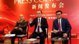 CEO PT SANY Indonesia Finance Bryan Kasenda (tengah) berbicara dalam konferensi pers acara Official Inauguration & Commercial Market Launch di Park Hyatt, Jakarta Pusat, pada 29 Oktober 2026. (Istimewa)