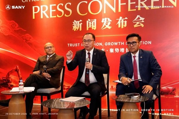 CEO PT SANY Indonesia Finance Bryan Kasenda (tengah) berbicara dalam konferensi pers acara Official Inauguration & Commercial Market Launch di Park Hyatt, Jakarta Pusat, pada 29 Oktober 2026. (Istimewa)