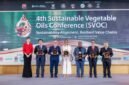 Foto yang diabadikan pada 27 Oktober 2026 ini menunjukkan Duta Besar Republik Indonesia untuk Tiongkok dan Mongolia Djauhari Oratmangun (ketiga dari kiri) berfoto bersama para peserta lain dalam Konferensi Minyak Nabati Berkelanjutan (Sustainable Vegetable Oils Conference) keempat yang digelar di Kota Shanghai, Tiongkok timur. (Xinhua)