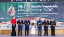 Foto yang diabadikan pada 27 Oktober 2026 ini menunjukkan Duta Besar Republik Indonesia untuk Tiongkok dan Mongolia Djauhari Oratmangun (ketiga dari kiri) berfoto bersama para peserta lain dalam Konferensi Minyak Nabati Berkelanjutan (Sustainable Vegetable Oils Conference) keempat yang digelar di Kota Shanghai, Tiongkok timur. (Xinhua)