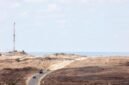 Foto yang diabadikan dari sebuah area di dekat perbatasan selatan Israel pada 6 Oktober 2026 ini memperlihatkan sejumlah kendaraan militer Israel bergerak di dalam wilayah Jalur Gaza. (Xinhua)