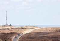 Foto yang diabadikan dari sebuah area di dekat perbatasan selatan Israel pada 6 Oktober 2026 ini memperlihatkan sejumlah kendaraan militer Israel bergerak di dalam wilayah Jalur Gaza. (Xinhua)
