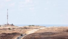 Foto yang diabadikan dari sebuah area di dekat perbatasan selatan Israel pada 6 Oktober 2026 ini memperlihatkan sejumlah kendaraan militer Israel bergerak di dalam wilayah Jalur Gaza. (Xinhua)