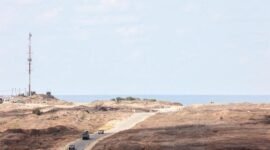 Foto yang diabadikan dari sebuah area di dekat perbatasan selatan Israel pada 6 Oktober 2026 ini memperlihatkan sejumlah kendaraan militer Israel bergerak di dalam wilayah Jalur Gaza. (Xinhua)