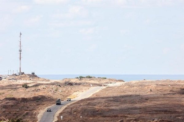 Foto yang diabadikan dari sebuah area di dekat perbatasan selatan Israel pada 6 Oktober 2026 ini memperlihatkan sejumlah kendaraan militer Israel bergerak di dalam wilayah Jalur Gaza. (Xinhua)