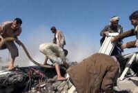 Foto tangkapan layar yang disediakan oleh Pusat Media Houthi ini menunjukkan sejumlah warga sedang mencari penyintas di antara reruntuhan pascaserangan udara Arab Saudi yang menargetkan sebuah stasiun pengisian bahan bakar di Provinsi Al-Jawf, Yaman, pada 28 Oktober 2026. (Pusat Media Houthi/Xinhua)
