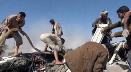 
Foto tangkapan layar yang disediakan oleh Pusat Media Houthi ini menunjukkan sejumlah warga sedang mencari penyintas di antara reruntuhan pascaserangan udara Arab Saudi yang menargetkan sebuah stasiun pengisian bahan bakar di Provinsi Al-Jawf, Yaman, pada 28 Oktober 2026. (Pusat Media Houthi/Xinhua)