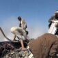 
Foto tangkapan layar yang disediakan oleh Pusat Media Houthi ini menunjukkan sejumlah warga sedang mencari penyintas di antara reruntuhan pascaserangan udara Arab Saudi yang menargetkan sebuah stasiun pengisian bahan bakar di Provinsi Al-Jawf, Yaman, pada 28 Oktober 2026. (Pusat Media Houthi/Xinhua)